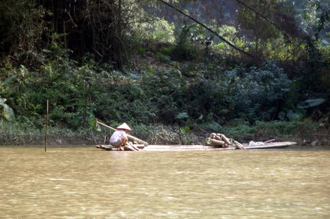 Người dân đánh bắt cá trên sông Năng, ngay nơi hợp lưu hồ Ba Bể để phục vụ du khách
